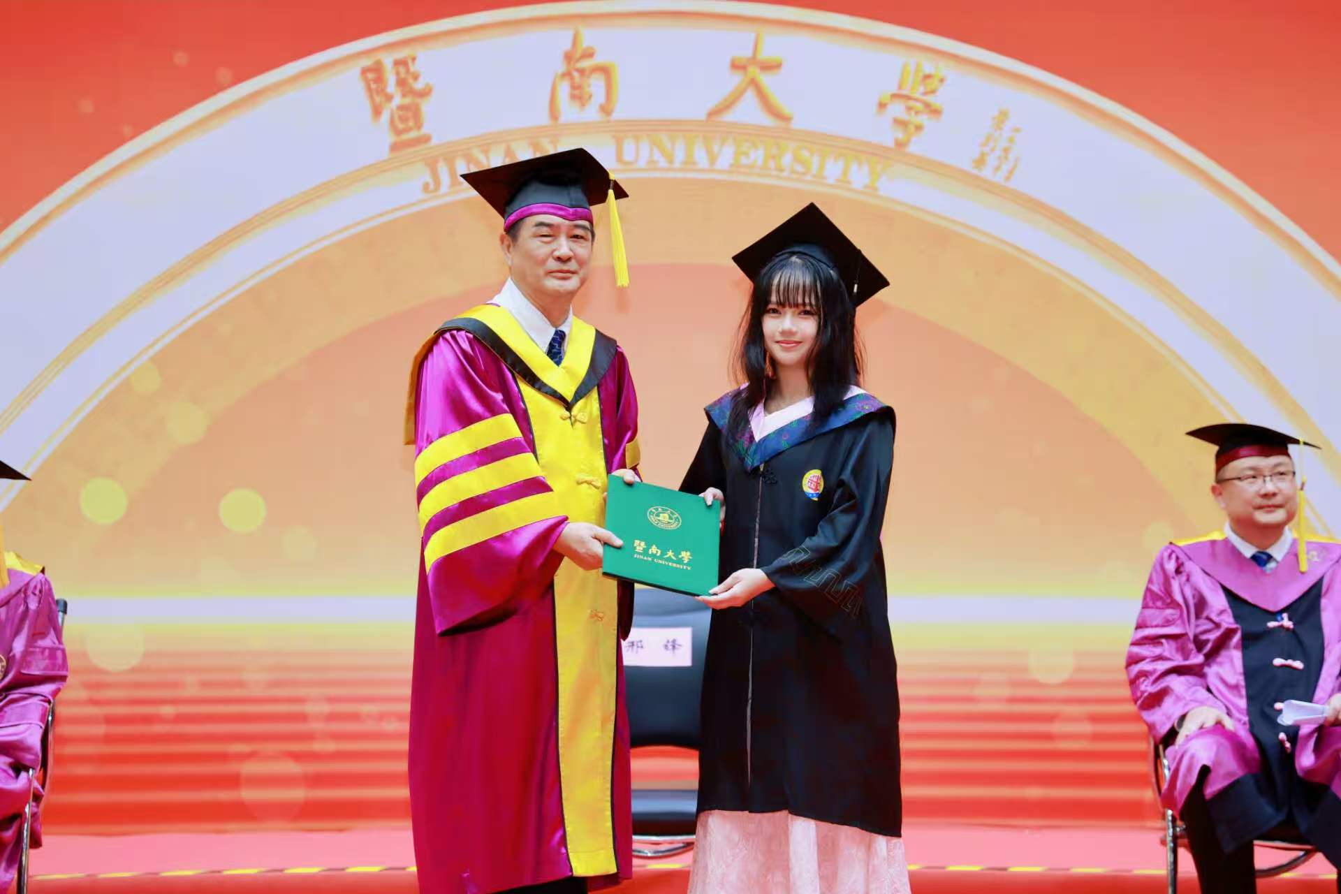 暨南大学举行学位证书颁授仪式 邢锋校长逐一为毕业生拨穗